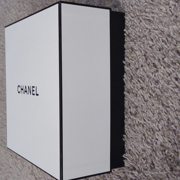 Authentic Chanel Gift Box - Picture 5 of 12